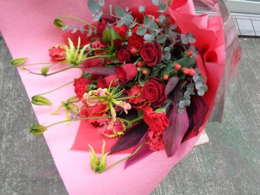 赤系花束などお届けしました「緑花園」（徳島県吉野川市の花屋）のギャラリー写真